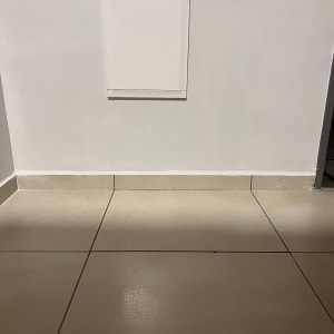 קיר לבן עם אריחים ותיקון טיח