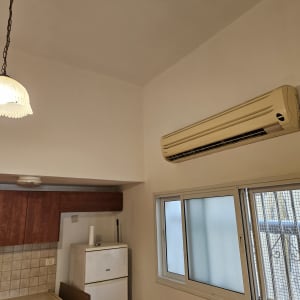 קיר צבוע עם מזגן וחלון במטבח