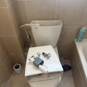 חדר שירותים עם חלקי תיקון על האסלה