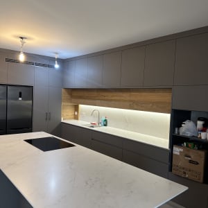 בקבוקי חומרי ניקוי ליד כיור במטבח מודרני