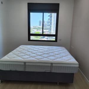 חדר עם קיר צבוע בצבע בהיר