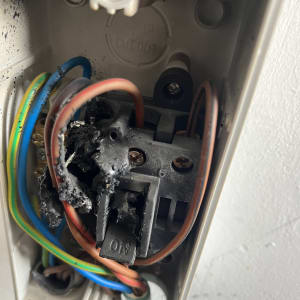 חוטי חשמל שרופים בתוך קופסת חיבורים