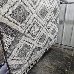 שטיח תלוי לייבוש לאחר ניקוי