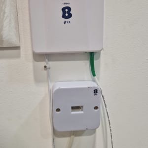 תמונה של חיבורי תקשורת על קיר עם כבלים