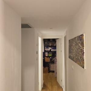 מסדרון עם פתחי אוורור בתקרה