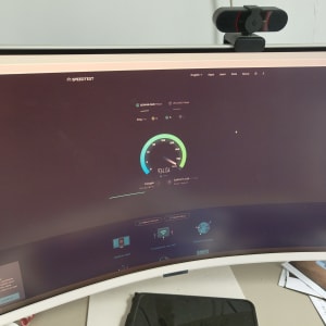 בדיקת מהירות אינטרנט על מסך מחשב עם מצלמת רשת