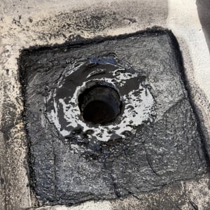 איטום סביב פתח ניקוז עם חומר זפת שחור