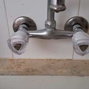 ברז כיור עם ידיות פלסטיק שקופות