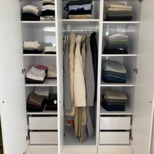 ארון בגדים מסודר עם מדפים ותלייה