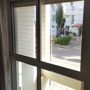 חלון אלומיניום עם מסגרת לבנה