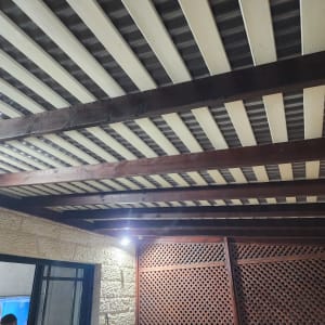 תקרת עץ עם קורות חומות ולוחות לבנים