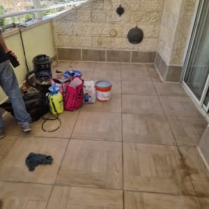 מרפסת עם כלים וחומרים לאיטום