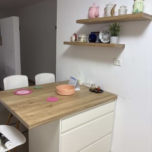 מטבח עם מדפים מעוצבים וכלי נוי עליהם