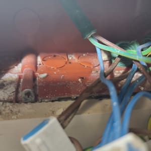 חוטי חשמל בתוך קופסת חיבורים