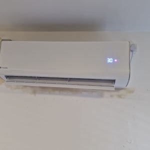 מזגן מותקן על קיר עם תצוגת טמפרטורה