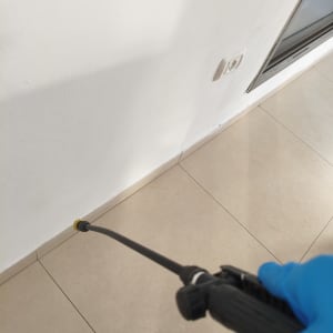 ריסוס קיר עם מכשיר הדברה