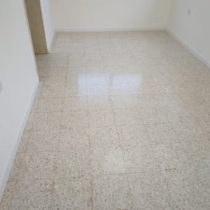 רצפה נקייה ומבריקה עם אריחים בהירים