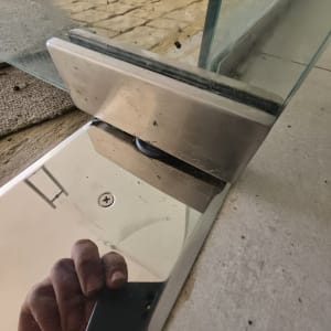 חיבור זכוכית עם מתכת על רצפה