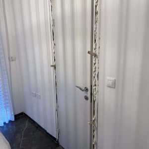 דלת מותקנת עם מסגרת לא גמורה