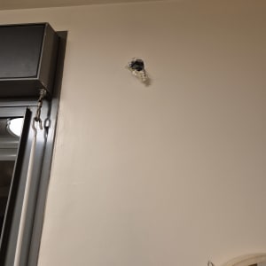 חוטי חשמל יוצאים מקיר ליד חלון