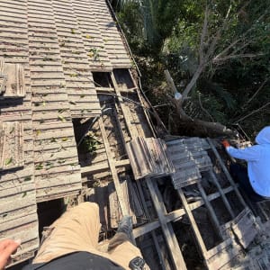 עבודה על גג עם רעפים שבורים ועובד בשטח