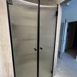 דלתות זכוכית במקלחת עם מסגרת שחורה