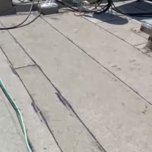 גג עם קווי איטום וחוטים חשמליים