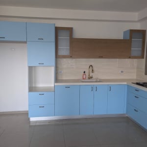 מטבח עם ארונות כחולים וכיור זהב