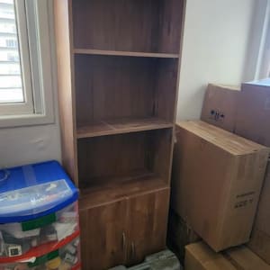 ארגז כלים וארגזי קרטון ליד ארון עץ