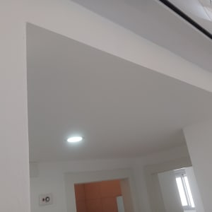 קיר גבס לבן עם תאורה שקועה בתקרה