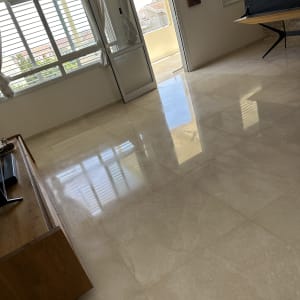 רצפה נקייה ומבריקה בחדר עם חלונות פתוחים