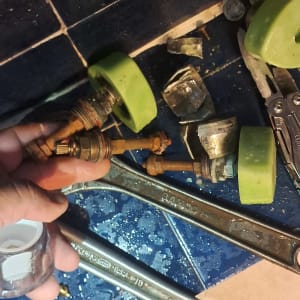 כלים וחלקים לתיקון אינסטלציה על רצפה רטובה