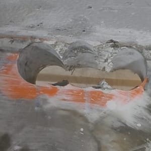 חורים עגולים בקיר בטון עם סימני ניסור