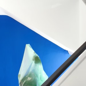 קיר צבוע בכחול עם כיסוי פלסטיק על חפץ