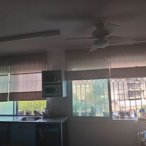 מטבח עם חלונות ותריסים סגורים
