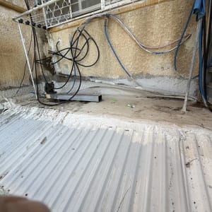 גג עם חומרי איטום וצינורות חשמל