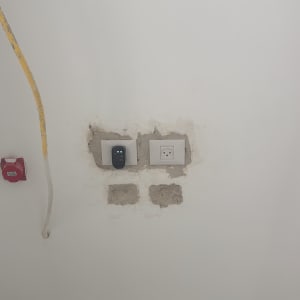 שקעי חשמל בקיר עם תיקון טיח