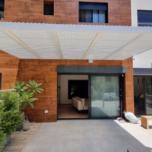 פרגולה מאלומיניום בחצר בית מודרני