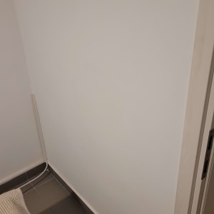 כבל חשמל לבן לאורך הקיר