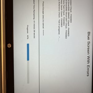 מסך מחשב עם בדיקת חומרה ותקלות