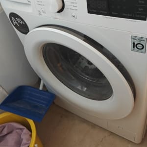 מכונת כביסה עם דלי ומגב ליד