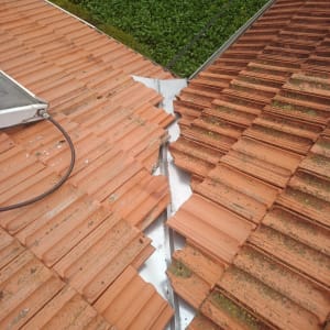 רעפים כתומים על גג עם חיבור מתכת