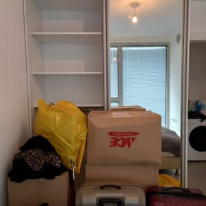 ארון פתוח עם מדפים, קופסאות וארגזים בחדר