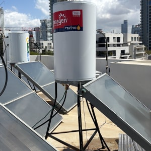 דודי שמש על גג עם קולטי שמש