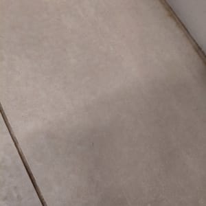 רצפה נקייה עם קו חיבור בין אריחים