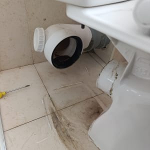 פירוק ותיקון חיבור צנרת ניקוז באסלה גלויה