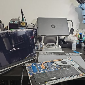 שולחן עבודה עם מחשב נייד פתוח וכלי תיקון