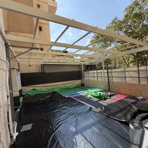 שלד מתכת ואלומיניום של פרגולה בחצר בית