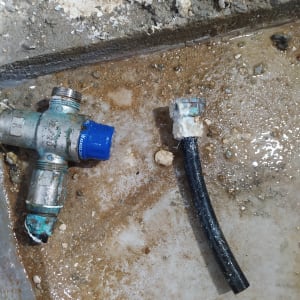 שסתום וצינור על רצפה רטובה