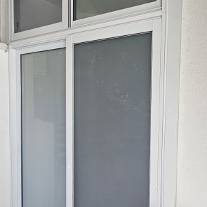 חלון אלומיניום עם מסגרת לבנה וקיר גבס